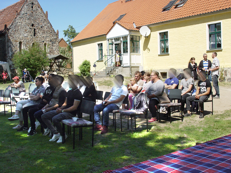 Gaeste und Freunde am Familientag