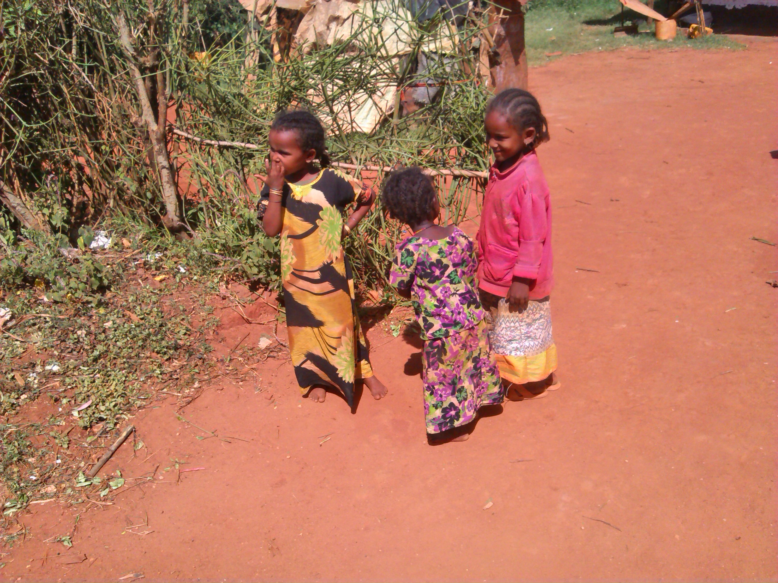 Kinder in einem Dorf