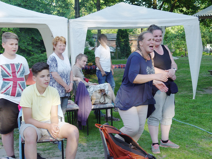 Tauziehen, anfeuern, am Familientag