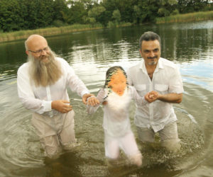 Frank Seidler und Arash bei der Taufe eines Mädchens
