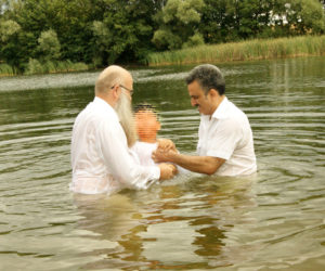 Frank Seidler und Arash bei der Taufe eines Iraners