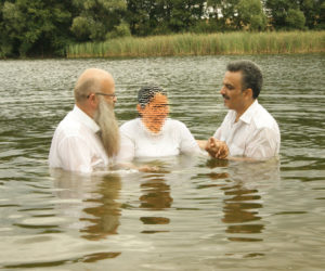 Frank Seidler und Arash bei der Taufe einer Frau