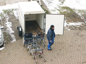 Rollatoren werden verladen