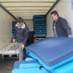 Matratzen werden verladen