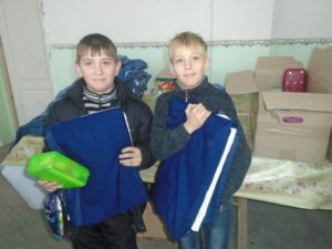 Kinder in der Ukraine mit Decken