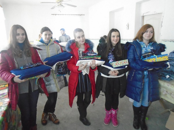 Jugendliche aus der Ukraine mit Decken