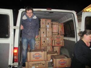 Bill beim ausladen der Hilfsgüter Levice