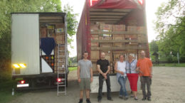 Das Team nach dem Beladen des LKW´s