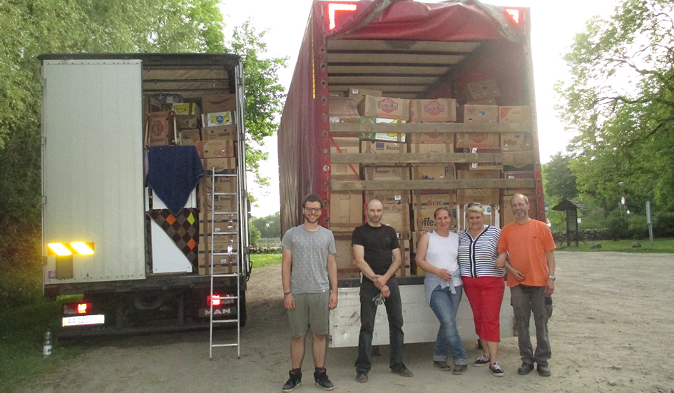 Das Team nach dem Beladen des LKW´s