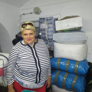 Olga Tape mit Hilfsgütern