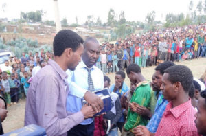 Bibelverteilung in Äthiopien