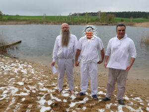 Frank und Arash mit einem der Täuflinge