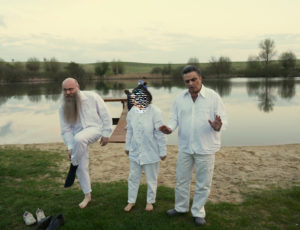 Frank und Arash mit einem der Täuflinge