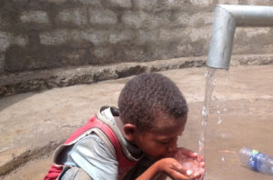 Kind das Wasser trinkt