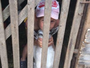 Kind mit Ziege