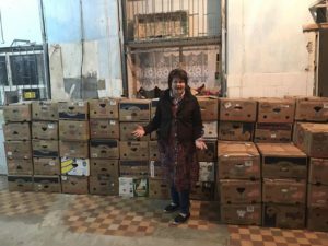 Frau vor Missionskisten