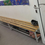Garderobe mit Bank-Schulmöbel Ukraine russisch
