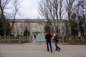 Ankunft bei der Schule in Lvovo bearbeitet-Kosaken