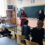 Daniela vor der Klasse - Schule - Krankenhaus