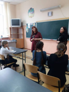 Daniela vor der Klasse - Schule - Krankenhaus
