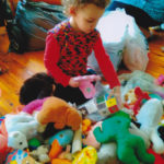Osthilfe, Kind mit Spielsachen 1
