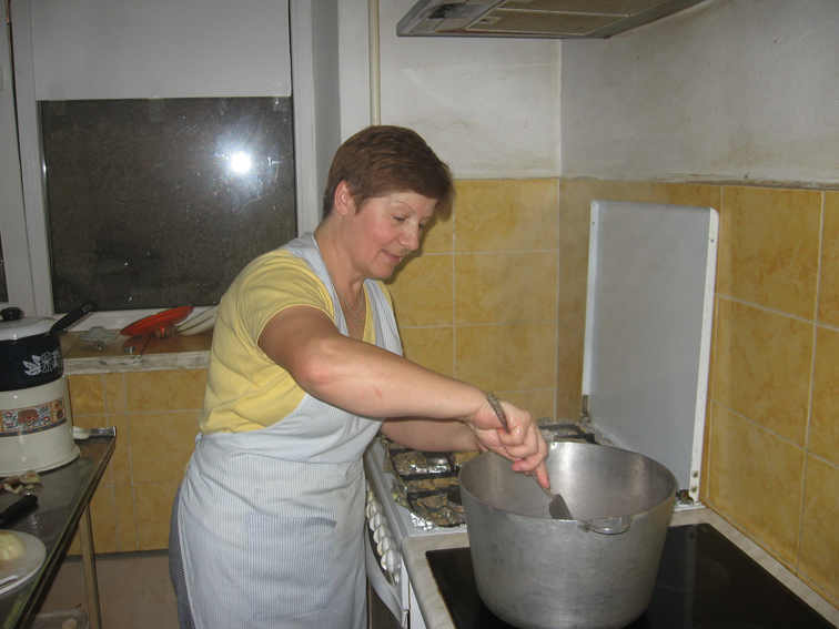 Olga kocht Chisinau - Europäische Missionsgemeinschaft