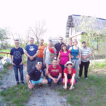 Neues Leben Helferteam vorm Haus